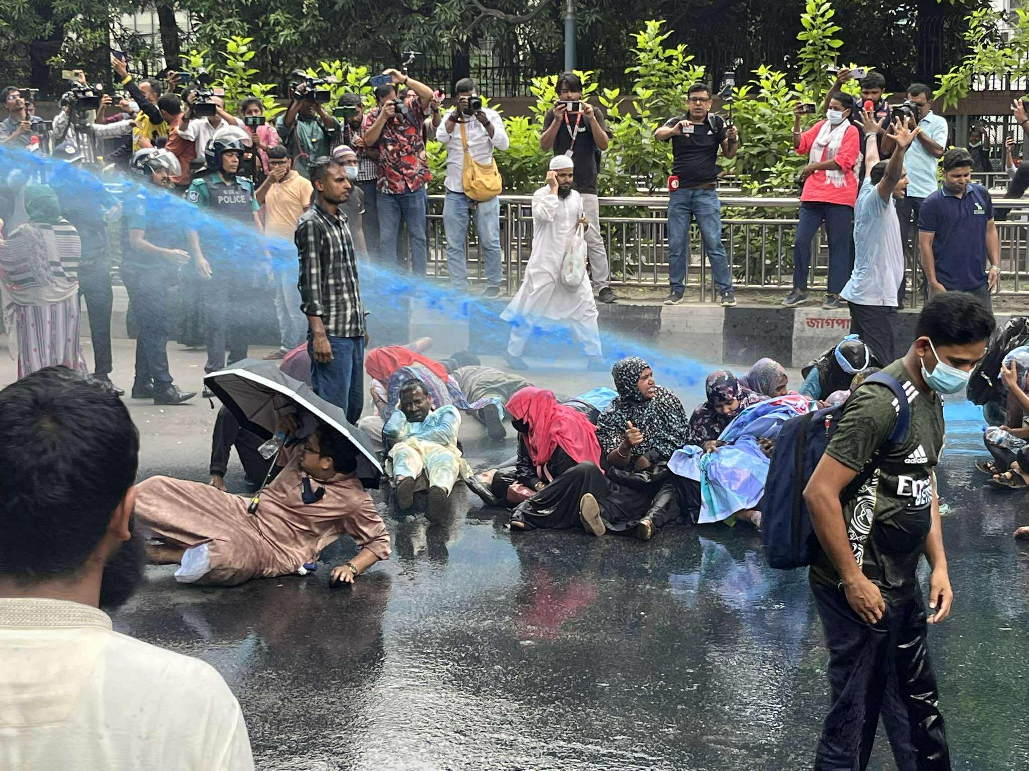 প্রেসক্লাবে আন্দোলনকারীদের ওপর জলকামান-সাউন্ড গ্রেনেড নিক্ষেপ