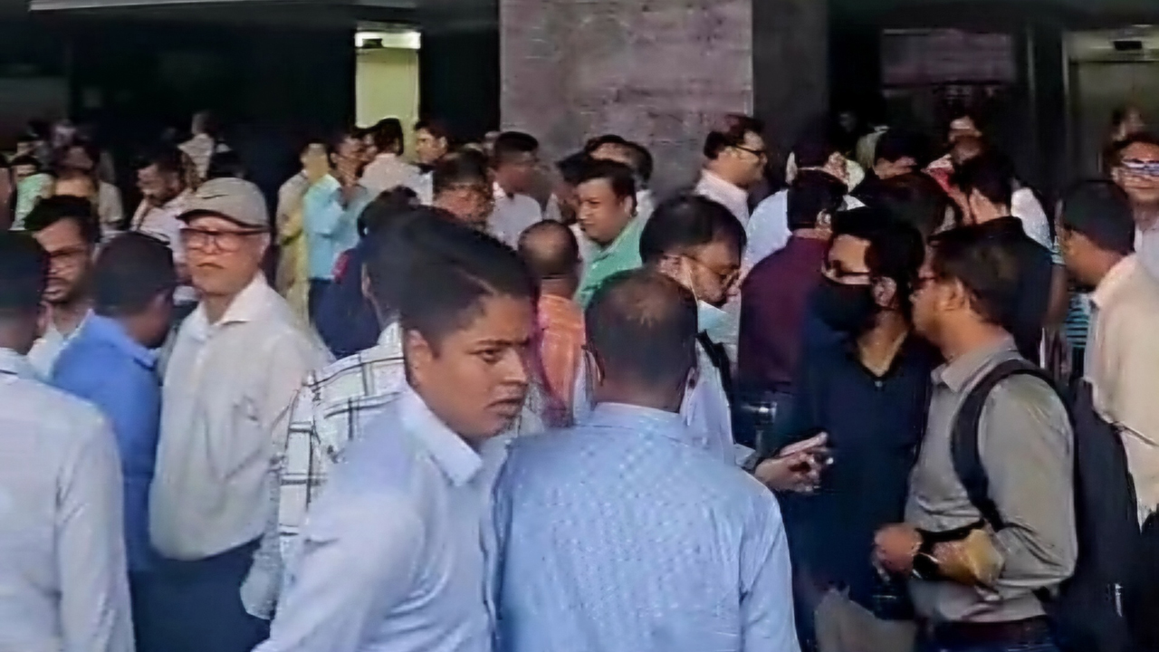 চেয়ারম্যান অপসারণে অবস্থান কর্মসূচি ও কলম বিরতি চলছে
