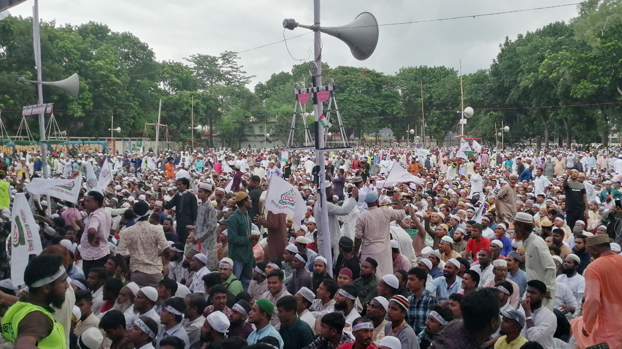 জামায়াতের জনসভা : স্লোগানে স্লোগানে মুখর রংপুর জিলা স্কুল মাঠ