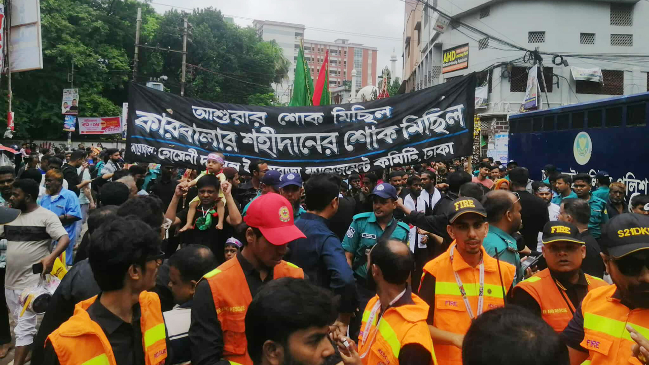 পবিত্র আশুরা উপলক্ষ্যে চলছে তাজিয়া মিছিল