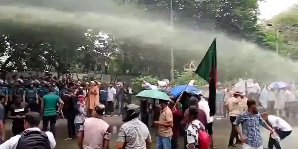 চাকরিচ্যুত বিডিআর সদস্যদের ওপর পুলিশের জলকামান-সাউন্ড গ্রেনেড নিক্ষেপ