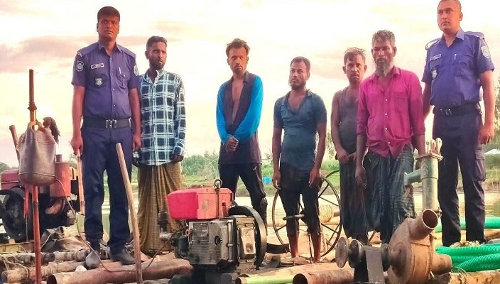 গাইবান্ধায় অবৈধ ড্রেজার মেশিন জব্দ, গ্রেফতার ২