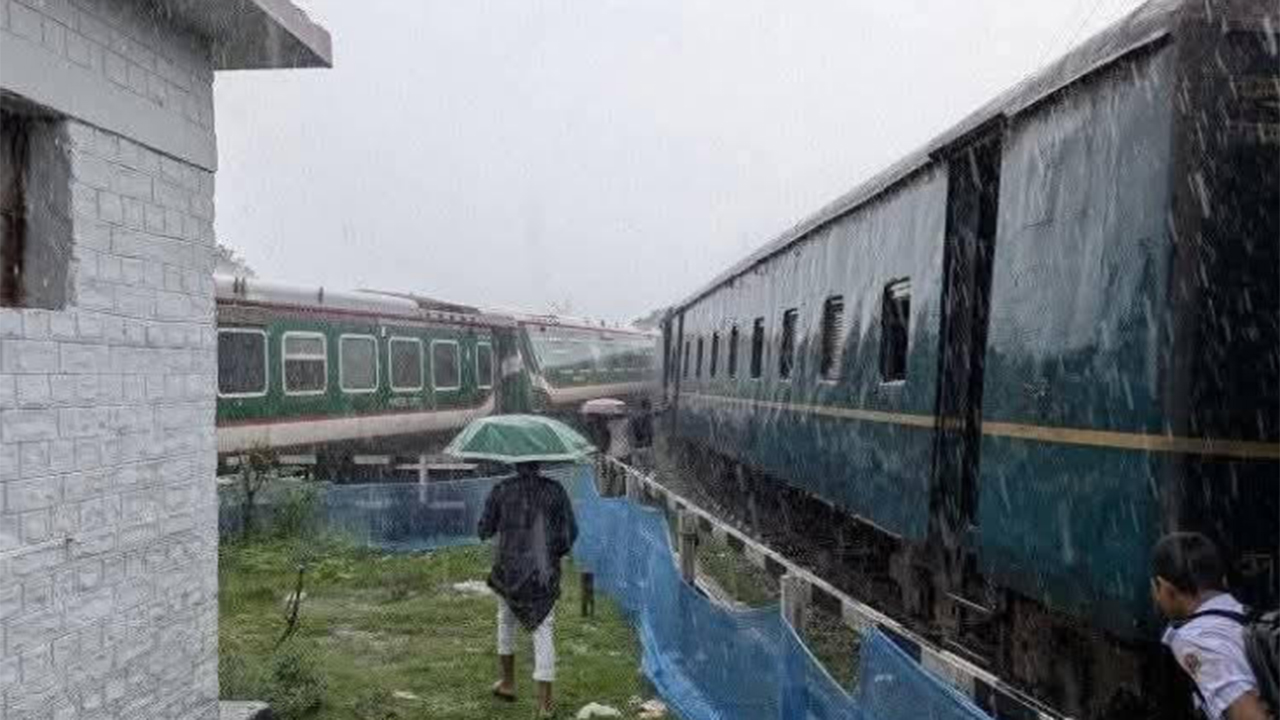 লালমনিরহাটে দুই ট্রেনের মুখোমুখি সংঘর্ষ
