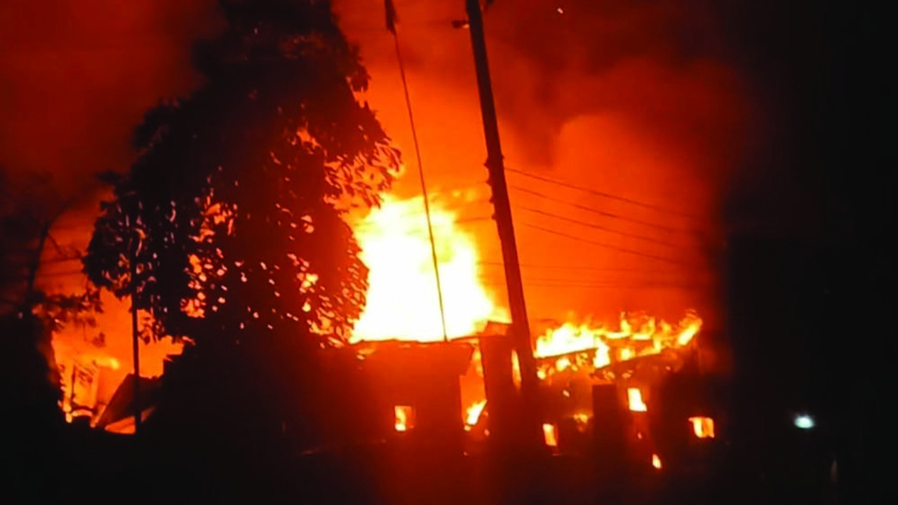 ফতুল্লায় আগুনে পুড়ল ২০ বসতঘর