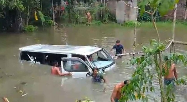 নোয়াখালীতে মাইক্রোবাস খালে পড়ে নিহত ৭